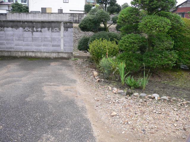 群馬館林 雨水排水管埋設工事前の庭